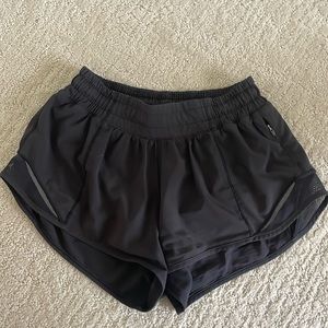 Lululemon Hotty Hot 2.5 inch low rise